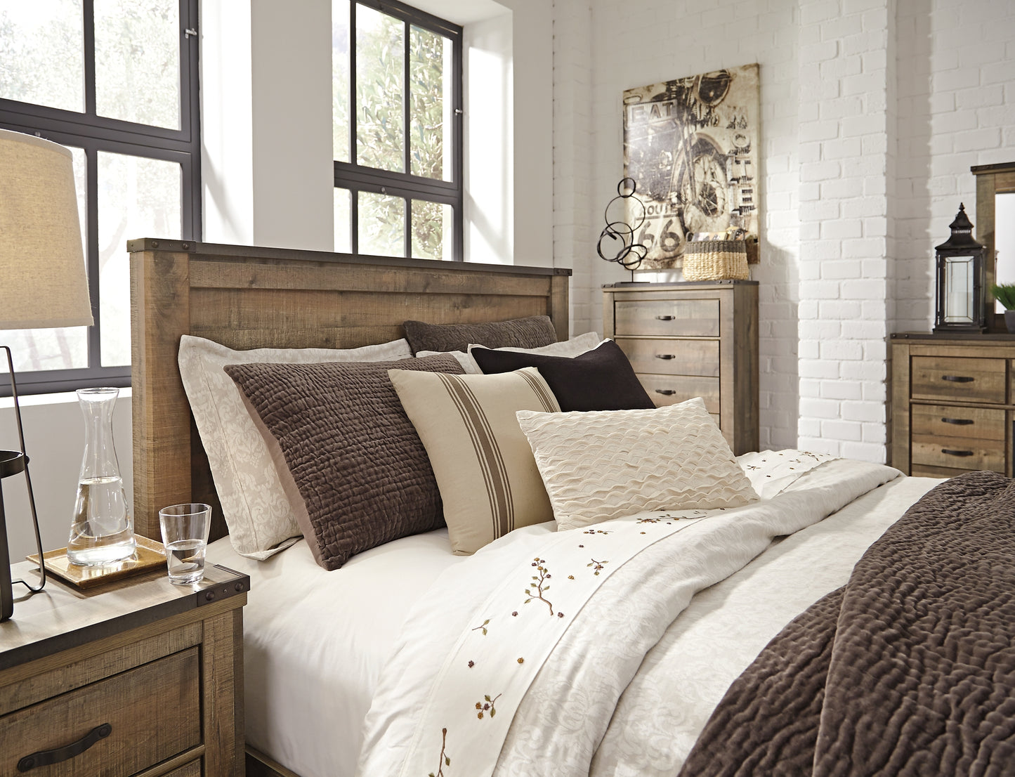Ashley Express - Cama con paneles Trinell