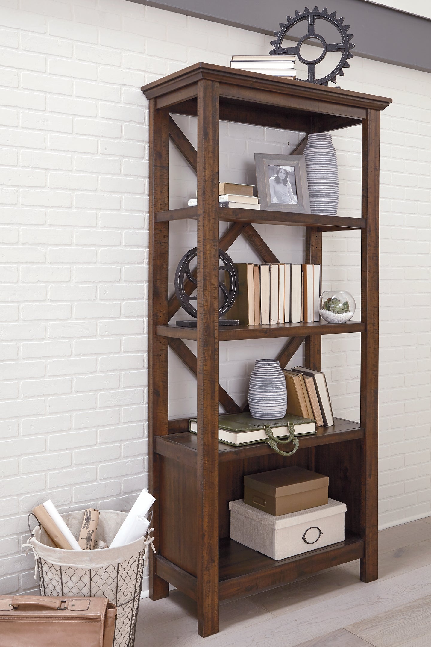 Ashley Express - Librería grande Baldridge