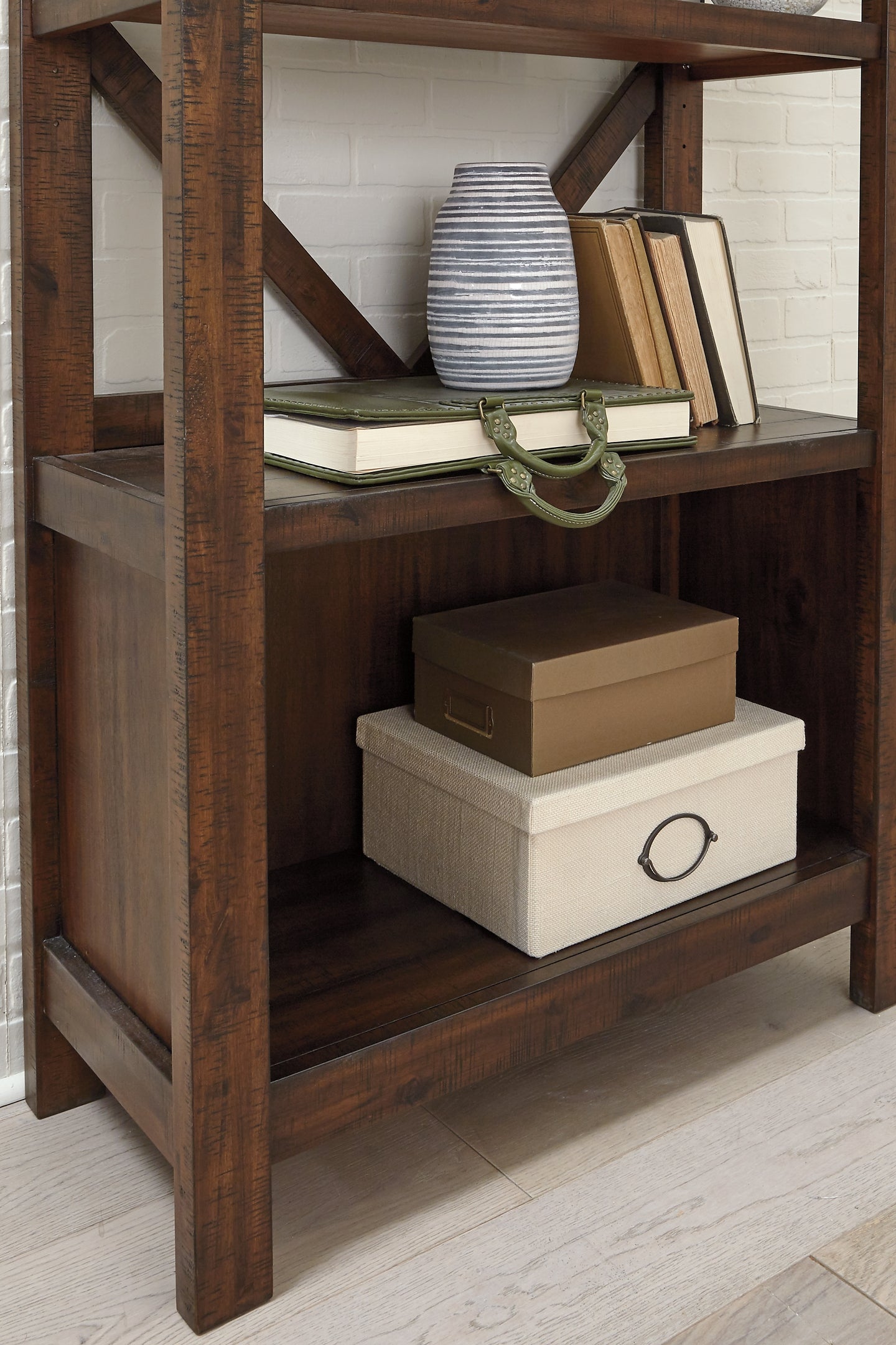 Ashley Express - Librería grande Baldridge