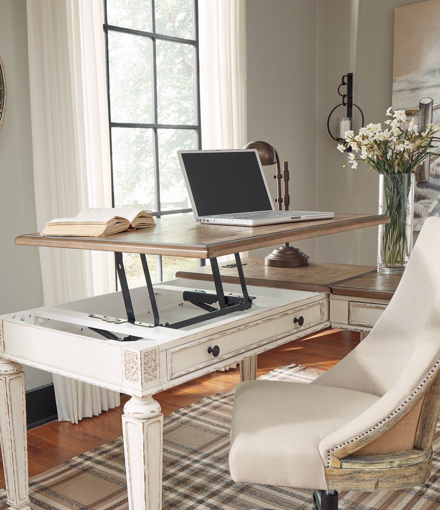 Ashley Express - Escritorio elevable Realyn para oficina en casa