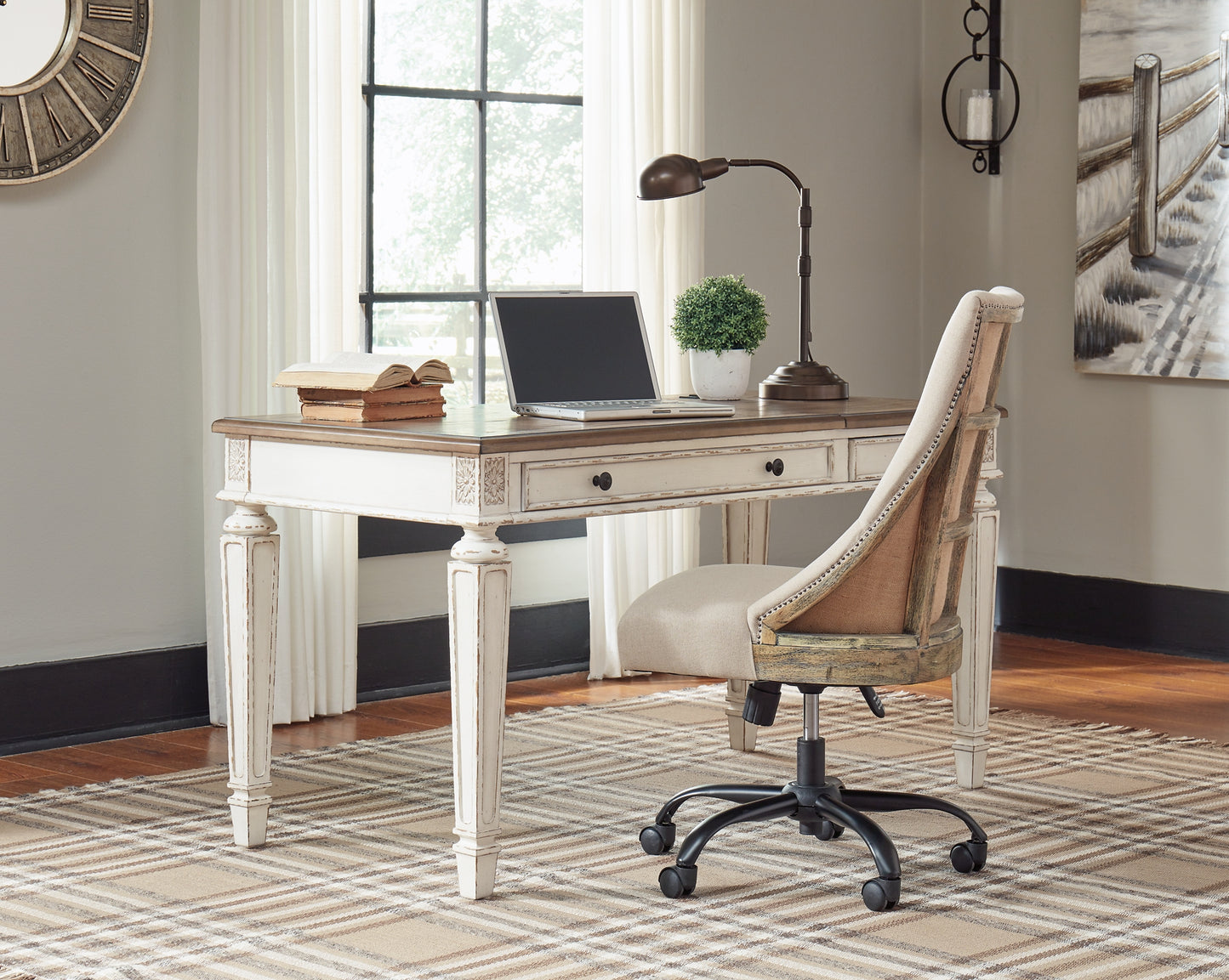 Ashley Express - Escritorio elevable Realyn para oficina en casa