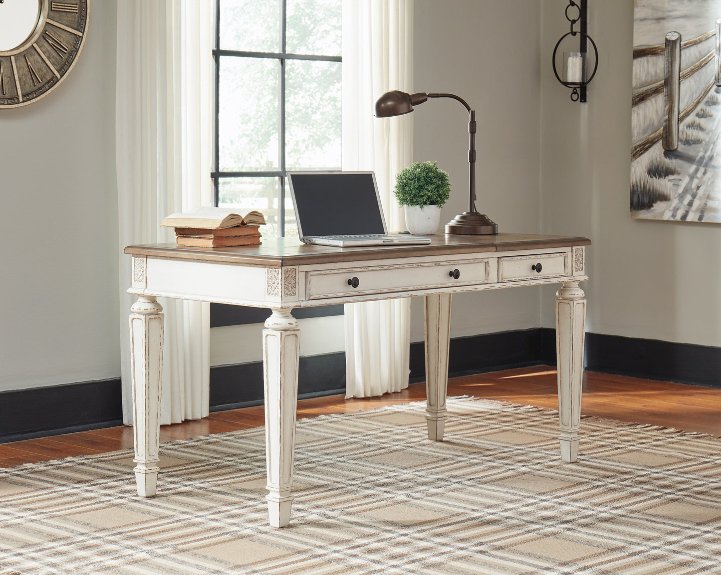 Ashley Express - Escritorio elevable Realyn para oficina en casa