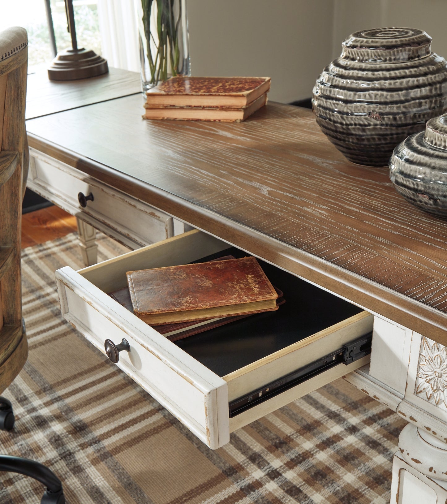 Ashley Express - Escritorio elevable Realyn para oficina en casa