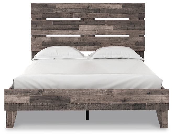 Ashley Express - Cama con plataforma y paneles Neilsville
