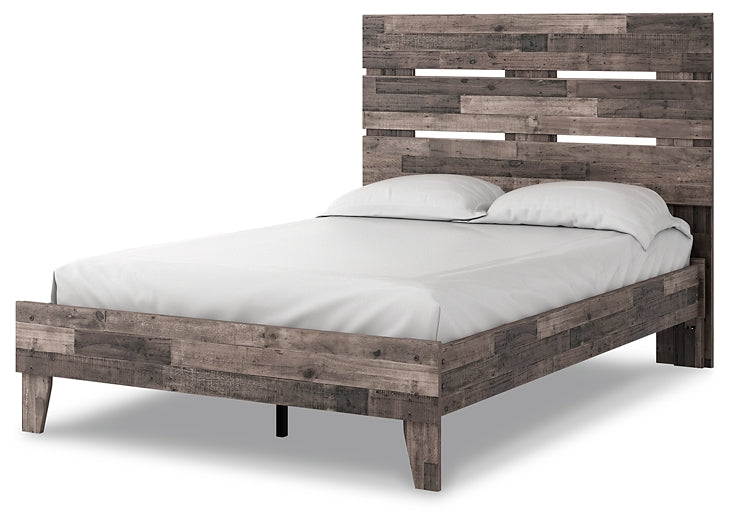 Ashley Express - Cama con plataforma y paneles Neilsville