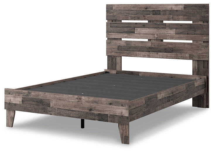 Ashley Express - Cama con plataforma y paneles Neilsville