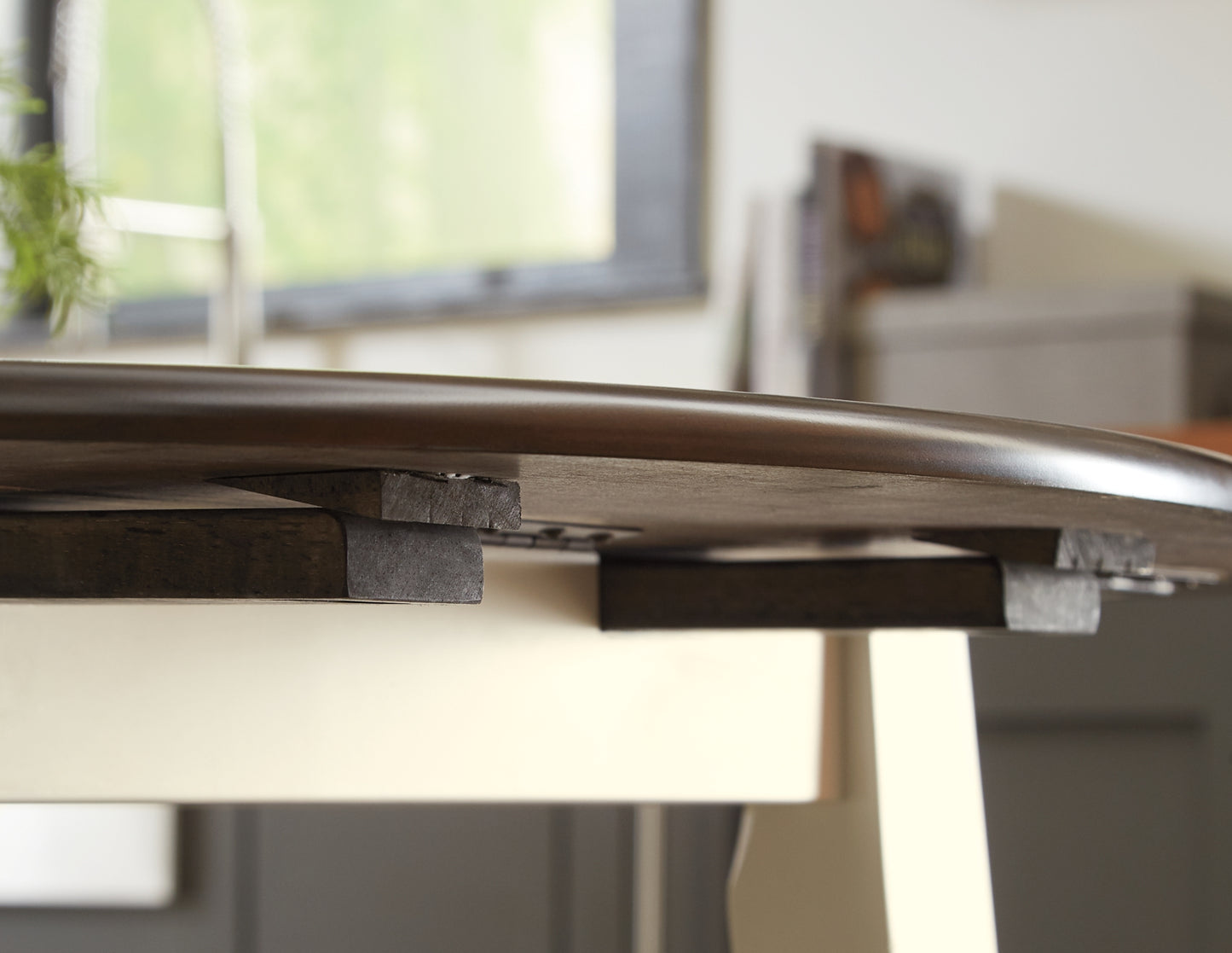 Ashley Express - Mesa de comedor Woodanville y dos sillas