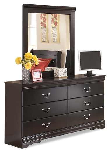 Cabecera de cama estilo trineo Huey Vineyard Queen con tocador con espejo, cómoda y mesita de noche