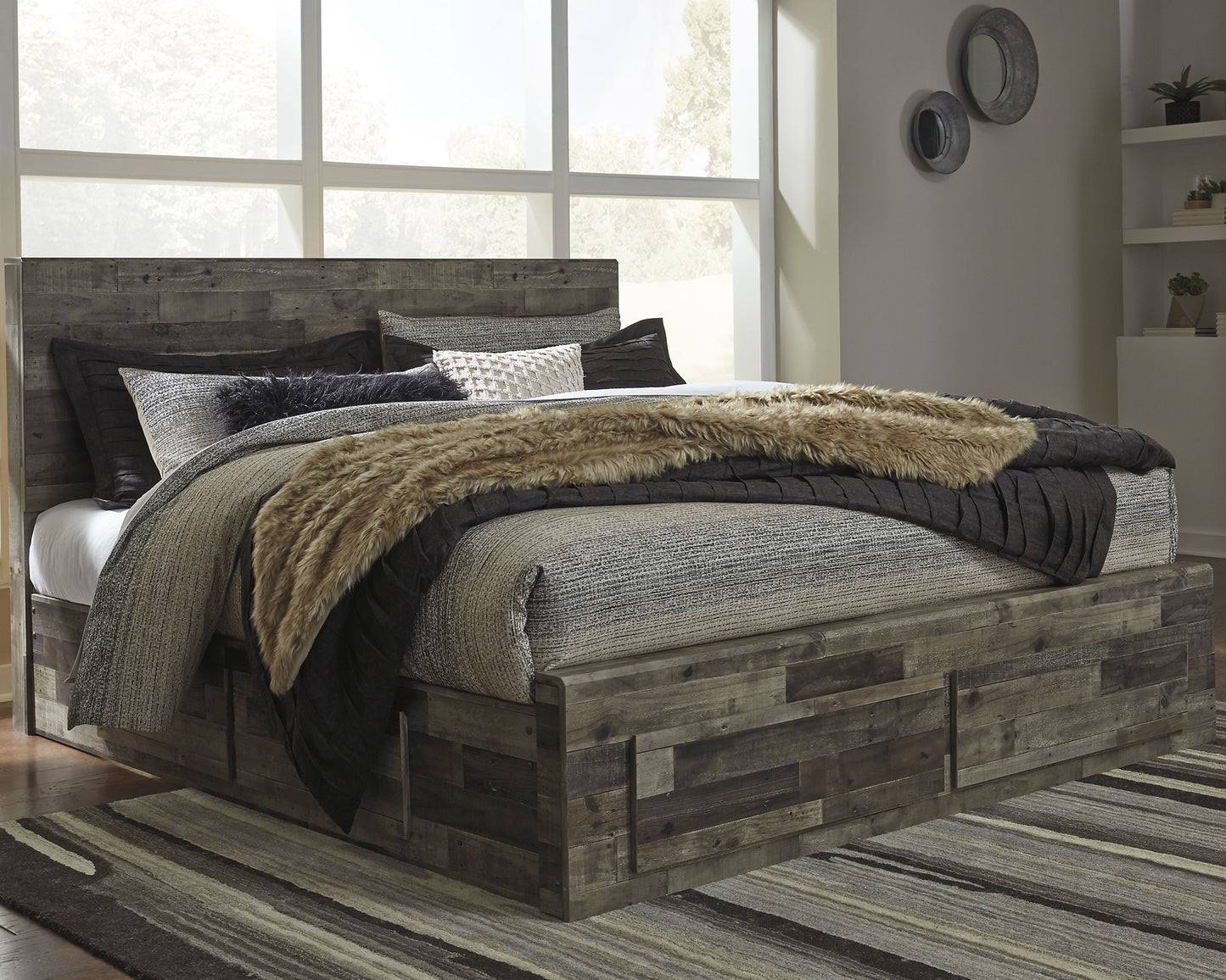 Cama Derekson King con 4 cajones de almacenamiento, cómoda con espejo, cómoda y mesita de noche