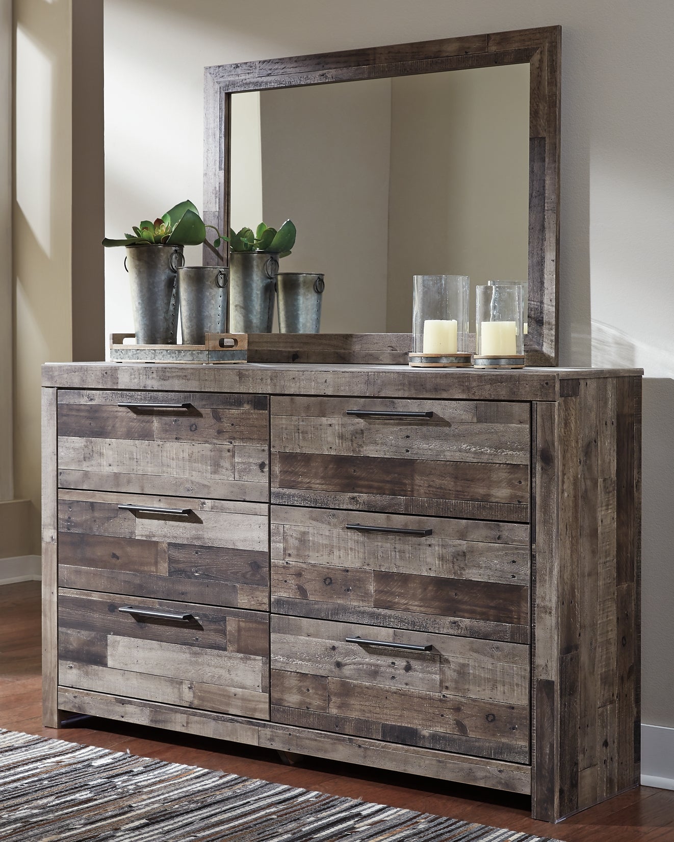 Cama Derekson King con dos cajones de almacenamiento, cómoda con espejo, cómoda y mesita de noche