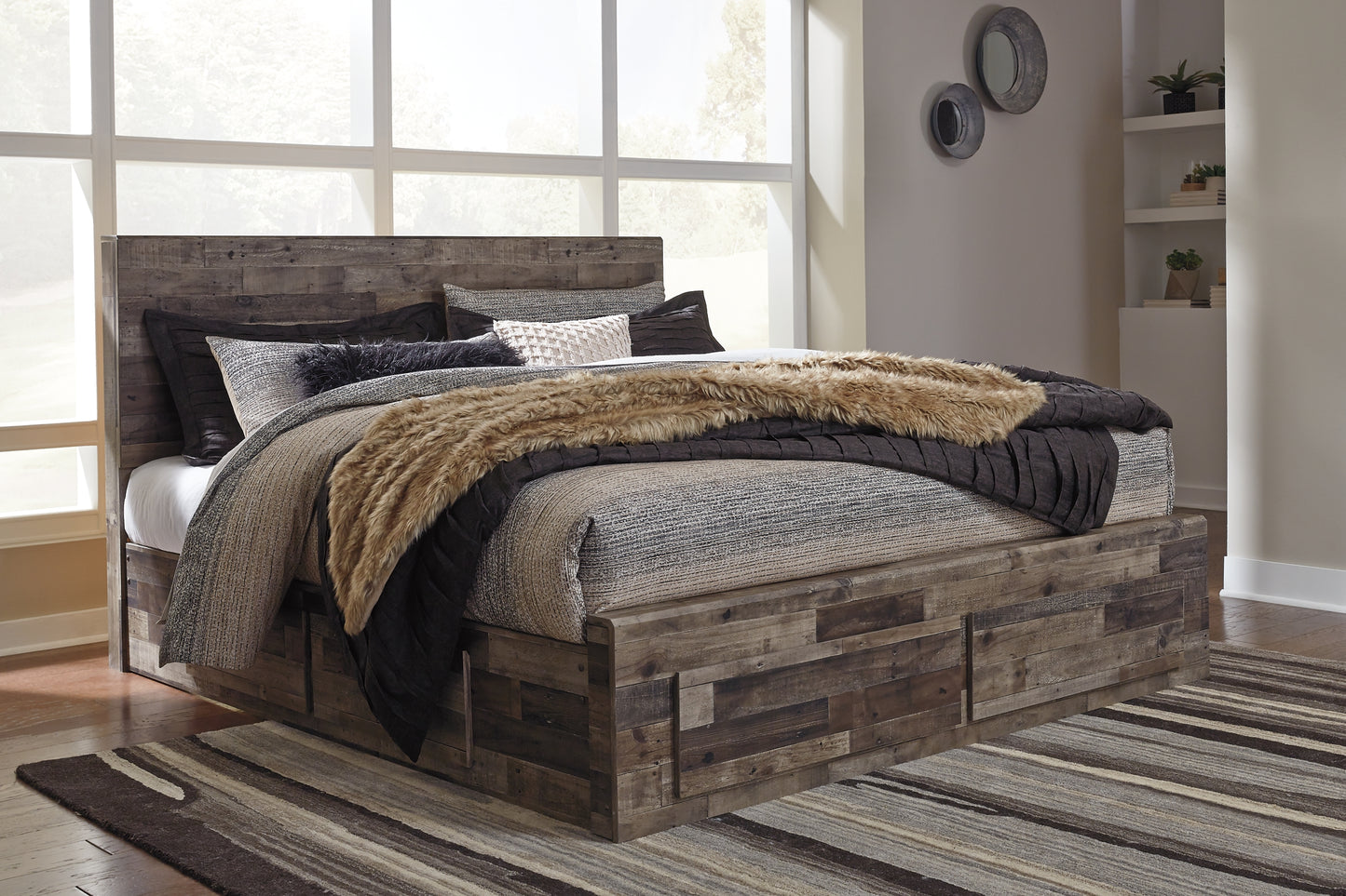 Cama Derekson King con 4 cajones y tocador con espejo