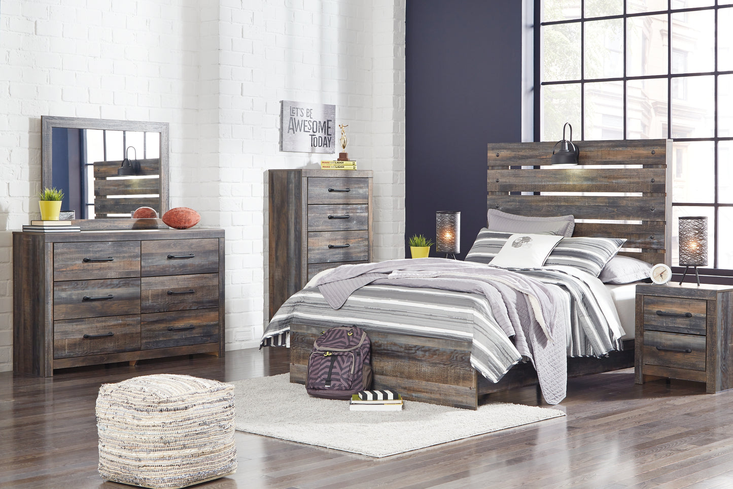 Cama con paneles Drystan, cómoda y espejo