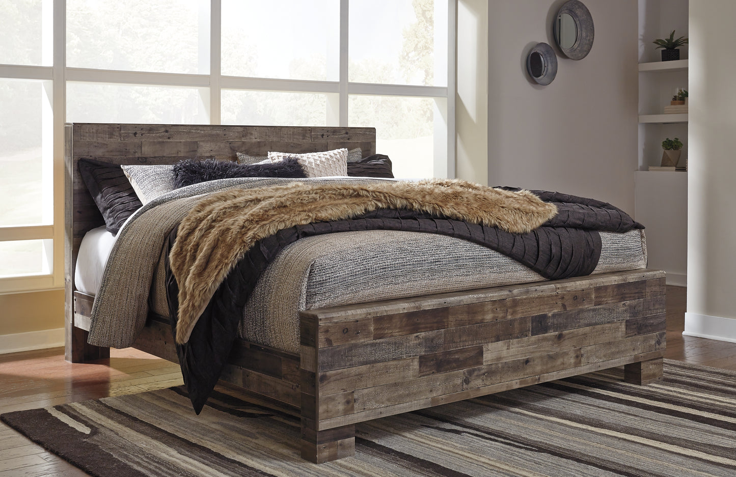 Cama Derekson King con paneles, cómoda con espejo y mesita de noche