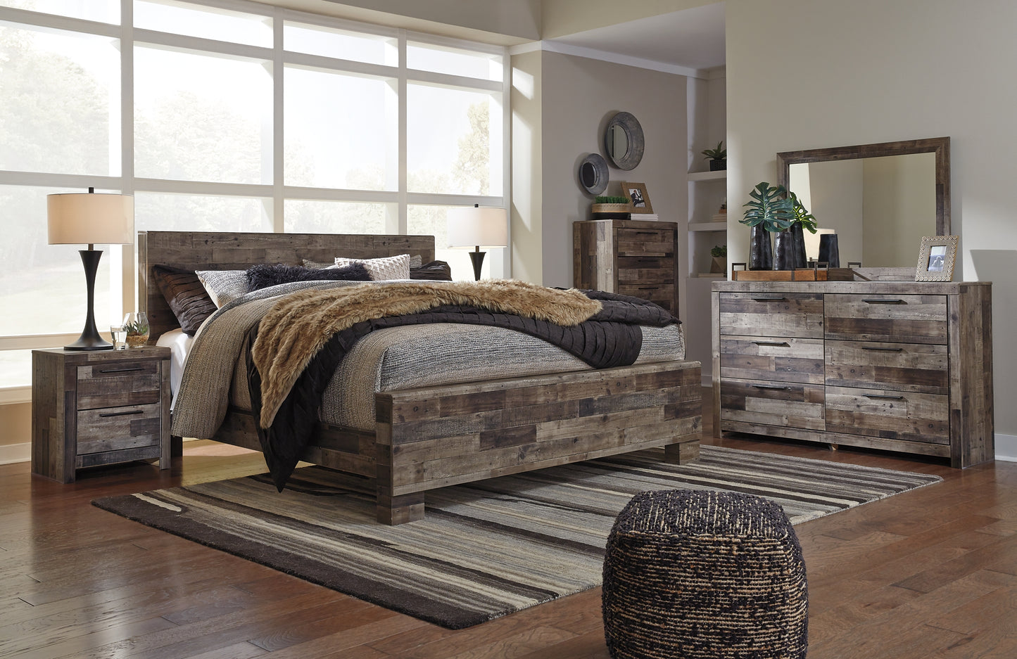 Cama Derekson King con paneles, cómoda con espejo y mesita de noche