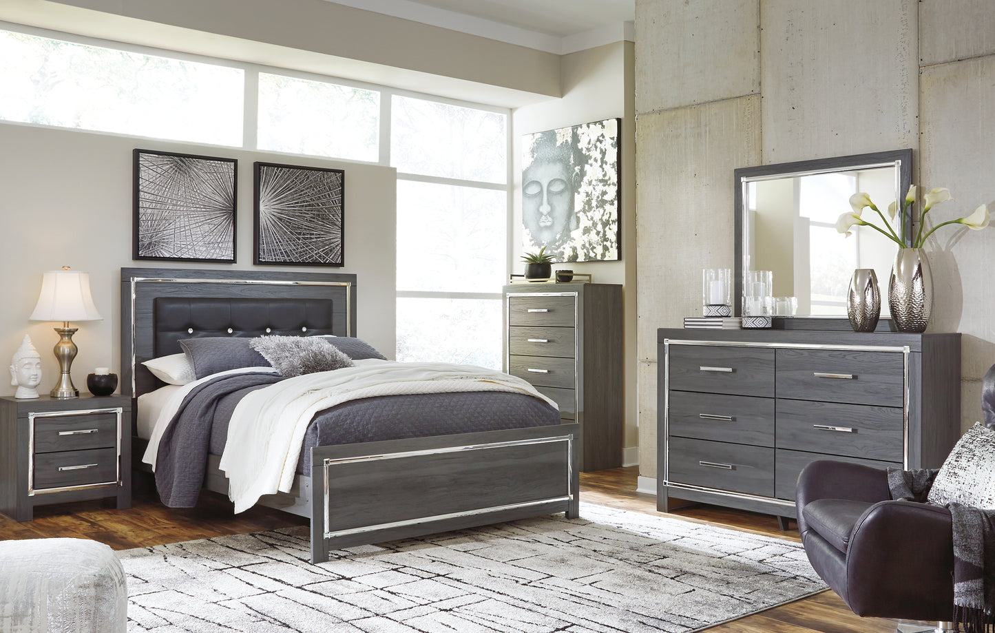 Cama Queen Lodanna con paneles, cómoda y espejo