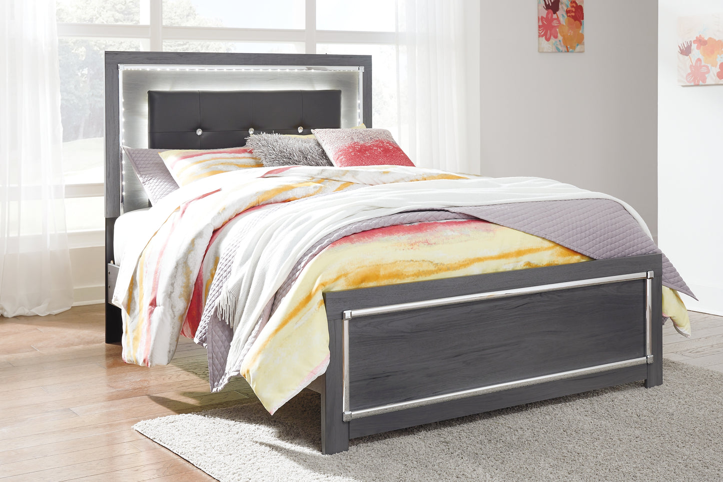 Cama Lodanna con paneles completos, cómoda y espejo