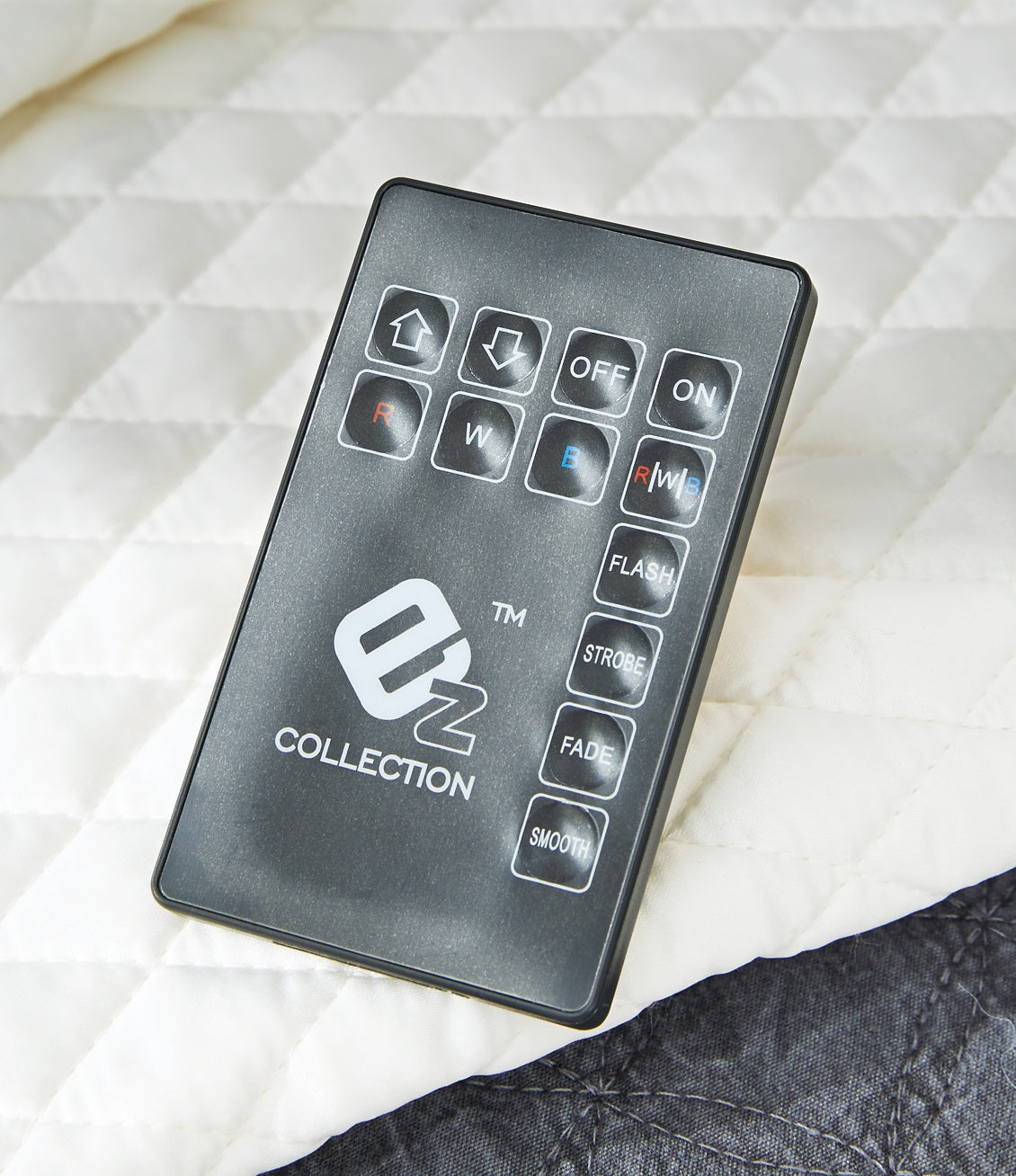 Cama Lodanna con paneles completos, cómoda y espejo