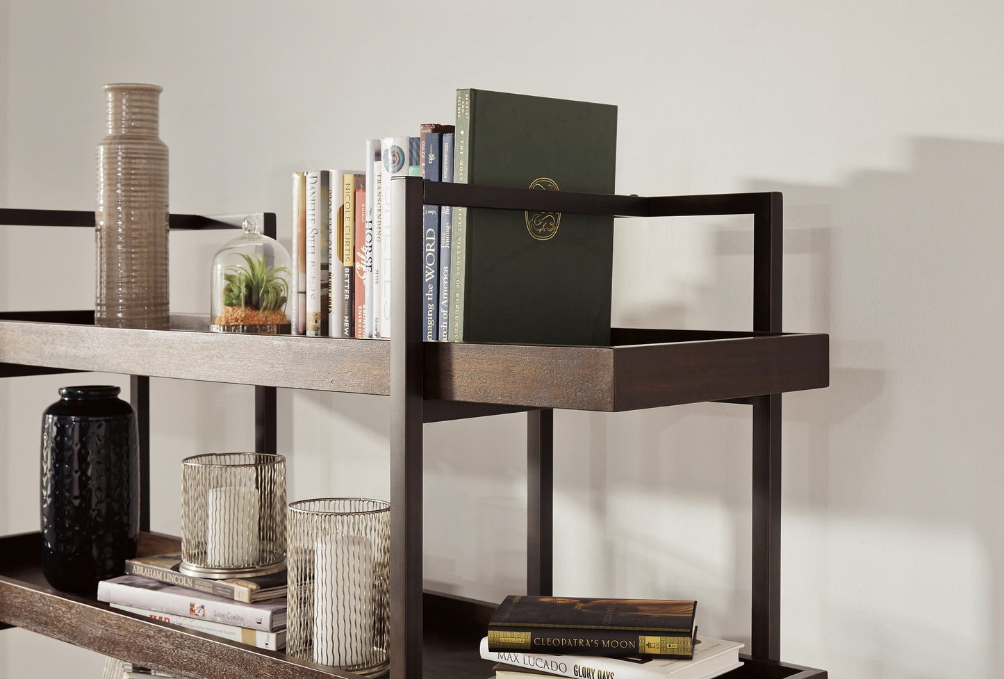 Ashley Express - Escritorio Starmore para oficina en casa con silla y espacio de almacenamiento