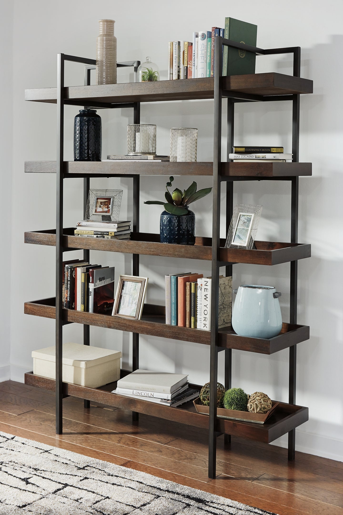 Ashley Express - Escritorio Starmore para oficina en casa con silla y espacio de almacenamiento