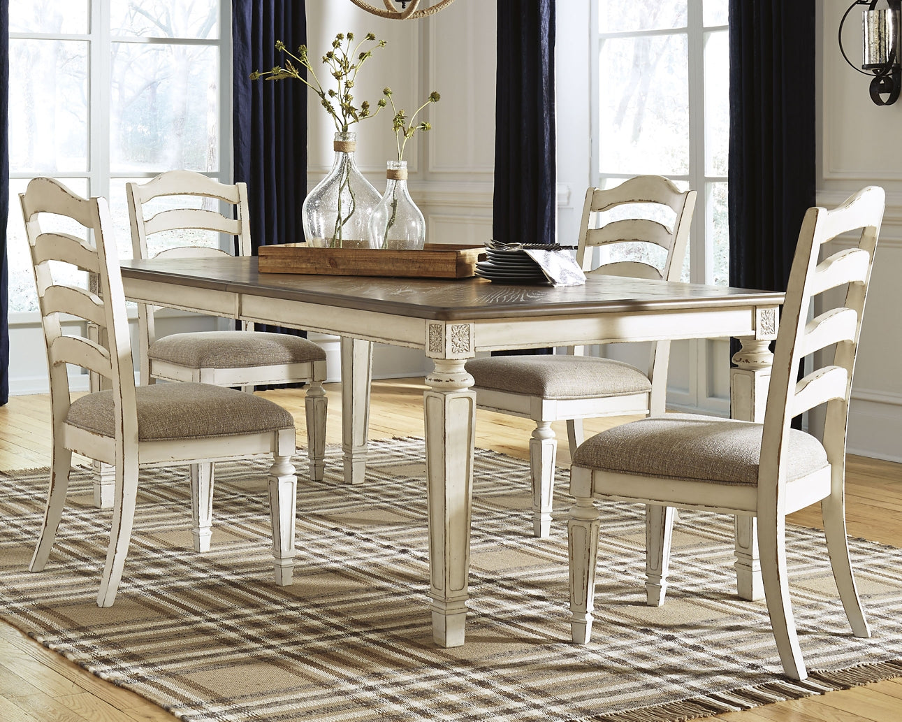 Mesa de comedor Realyn y 4 sillas