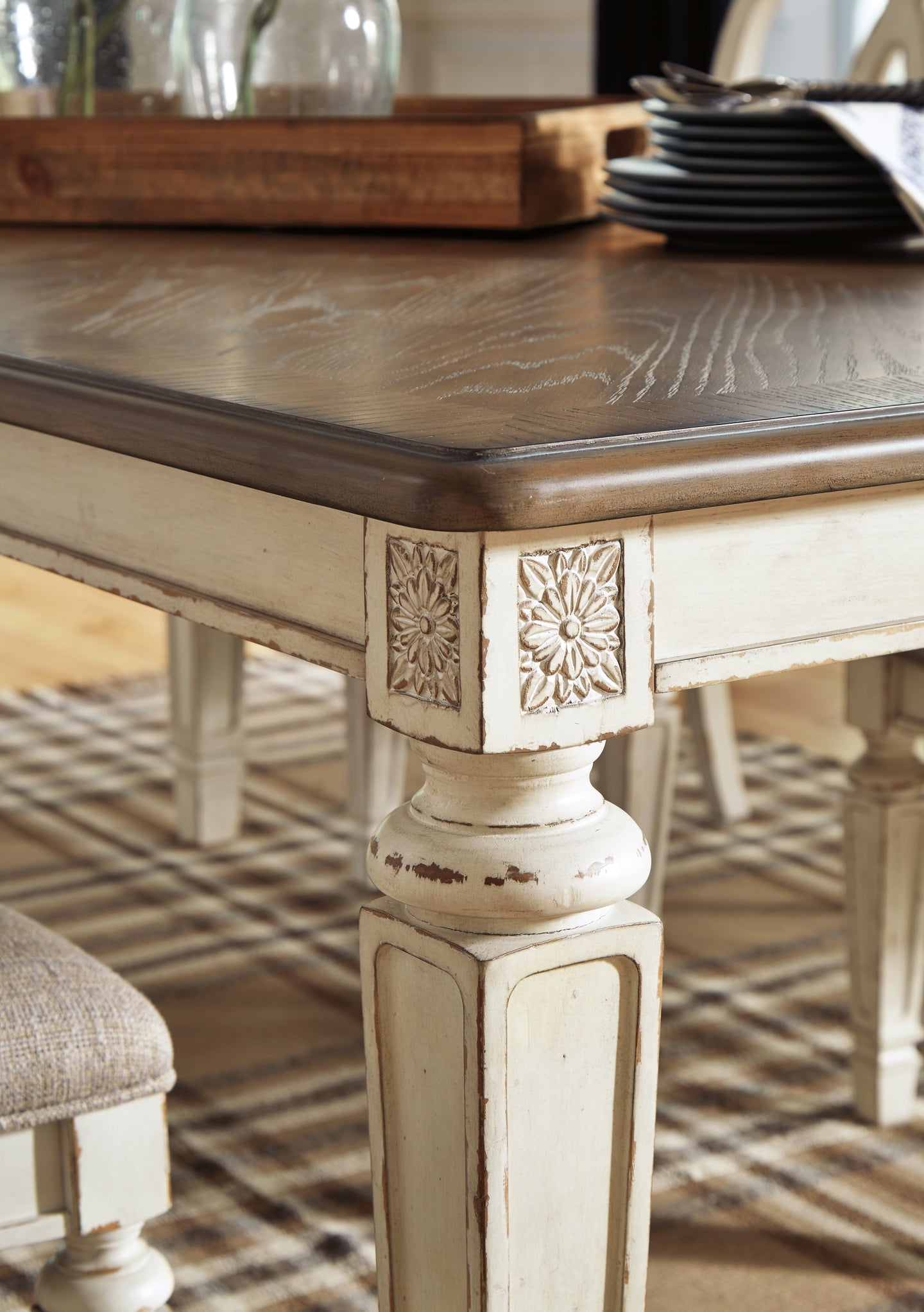 Mesa de comedor Realyn y 8 sillas