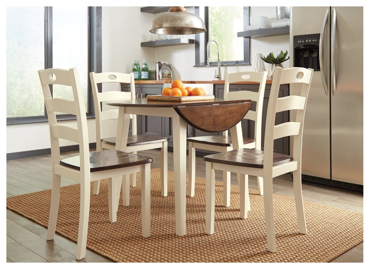 Ashley Express - Mesa de comedor Woodanville y 4 sillas