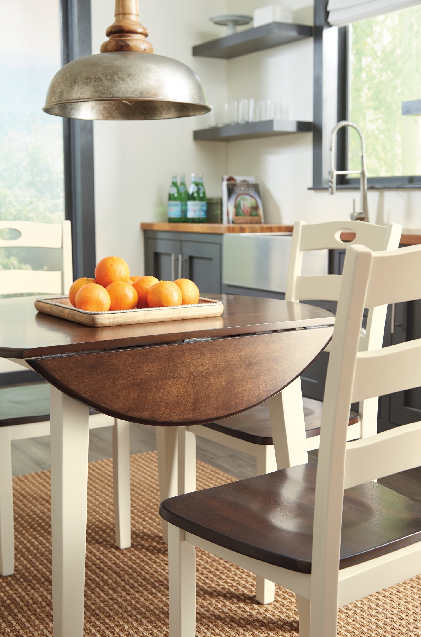 Ashley Express - Mesa de comedor Woodanville y 4 sillas