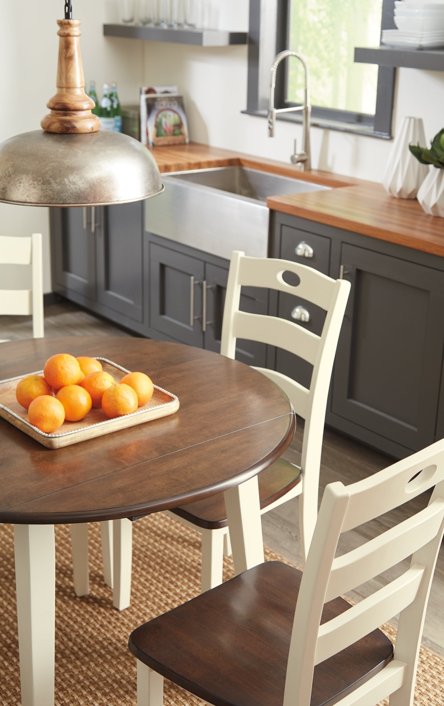 Ashley Express - Mesa de comedor Woodanville y 4 sillas