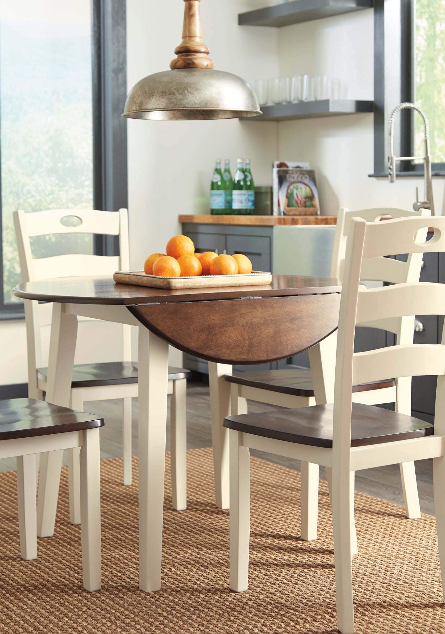 Ashley Express - Mesa de comedor Woodanville y 4 sillas