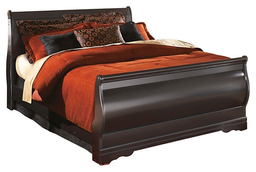 Cama Queen tipo trineo Huey Vineyard con tocador con espejo, cómoda y mesita de noche