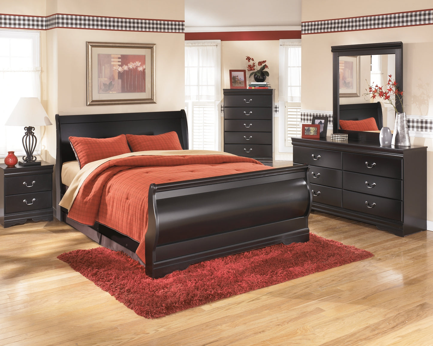 Cama Queen tipo trineo Huey Vineyard con tocador con espejo, cómoda y mesita de noche