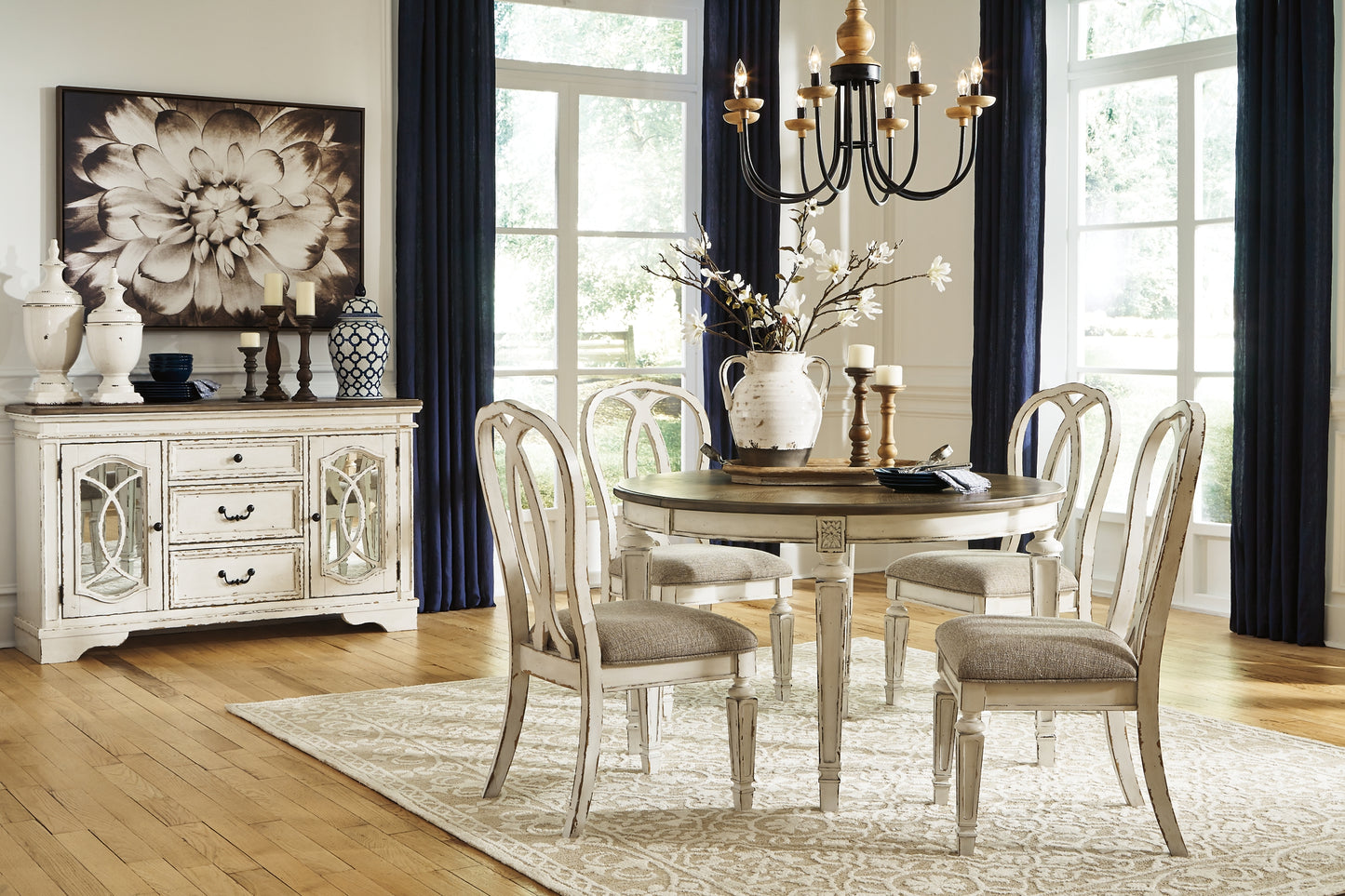 Mesa de comedor Realyn y 4 sillas