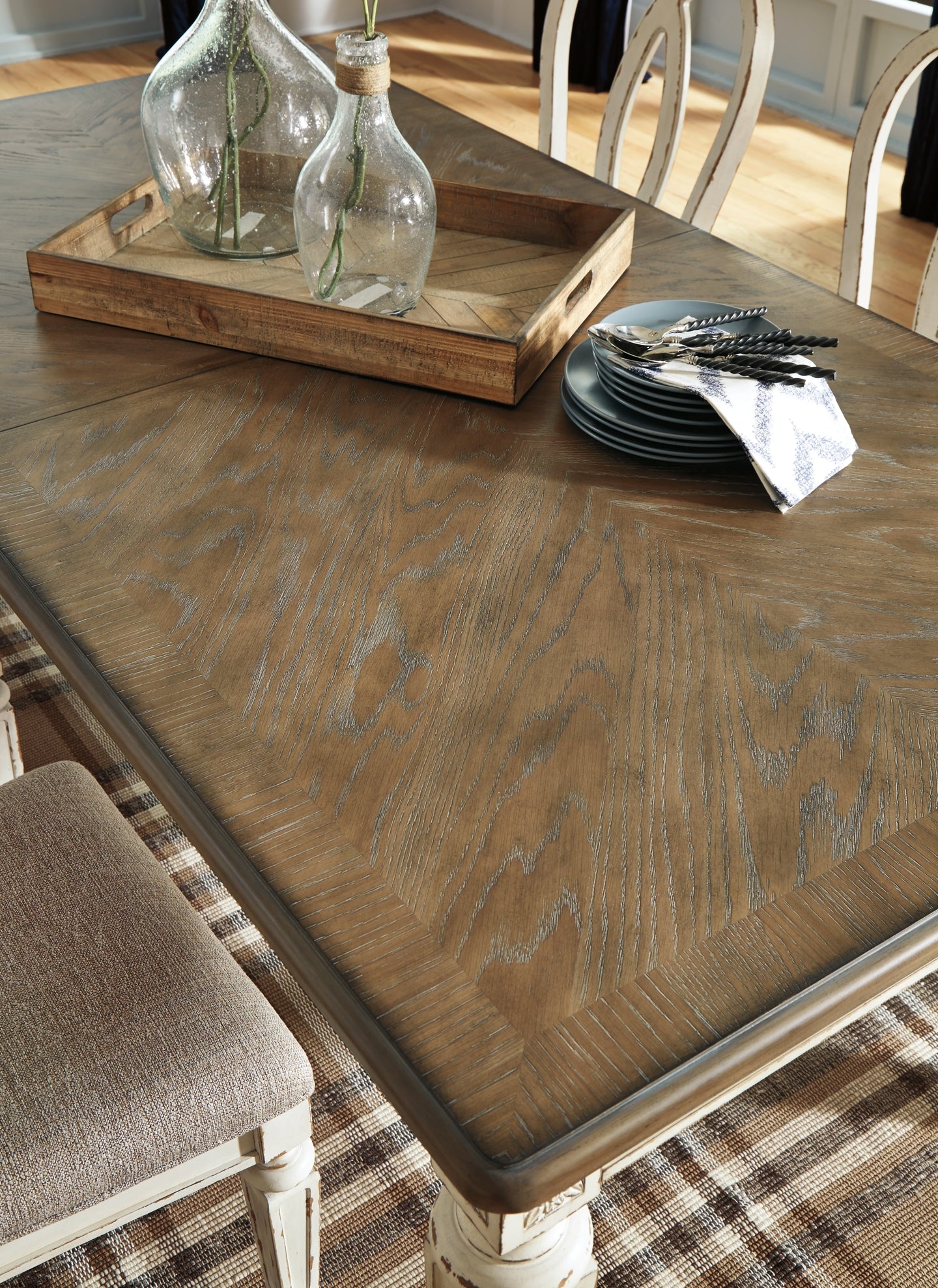Mesa de comedor Realyn y 6 sillas