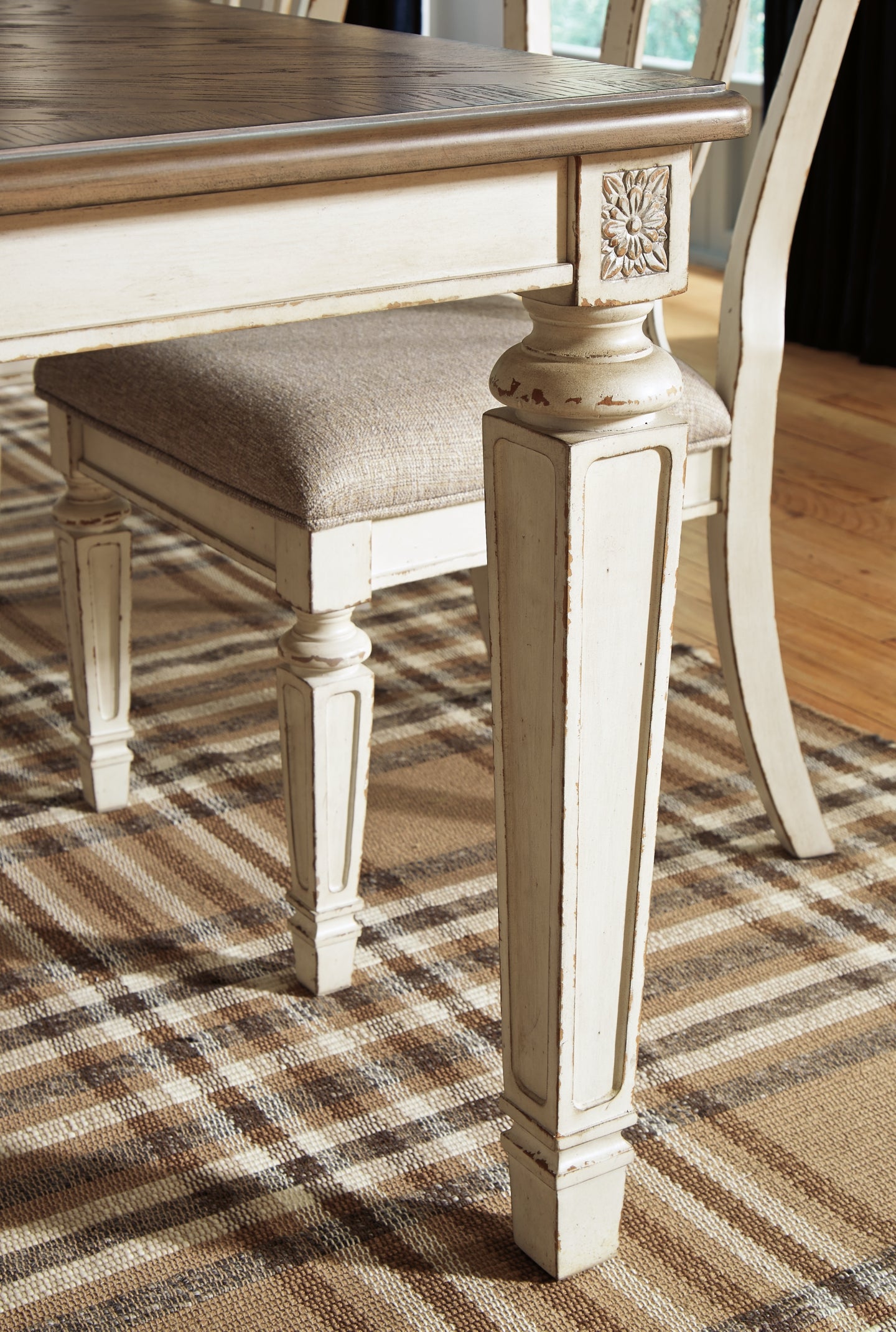 Mesa de comedor Realyn y 8 sillas
