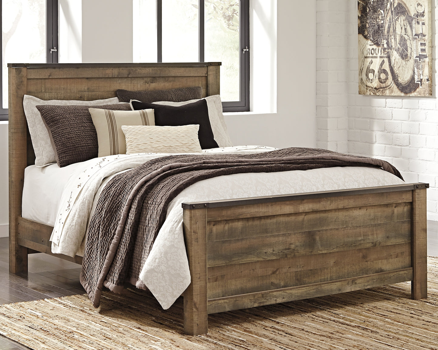 Ashley Express - Cama con paneles Trinell