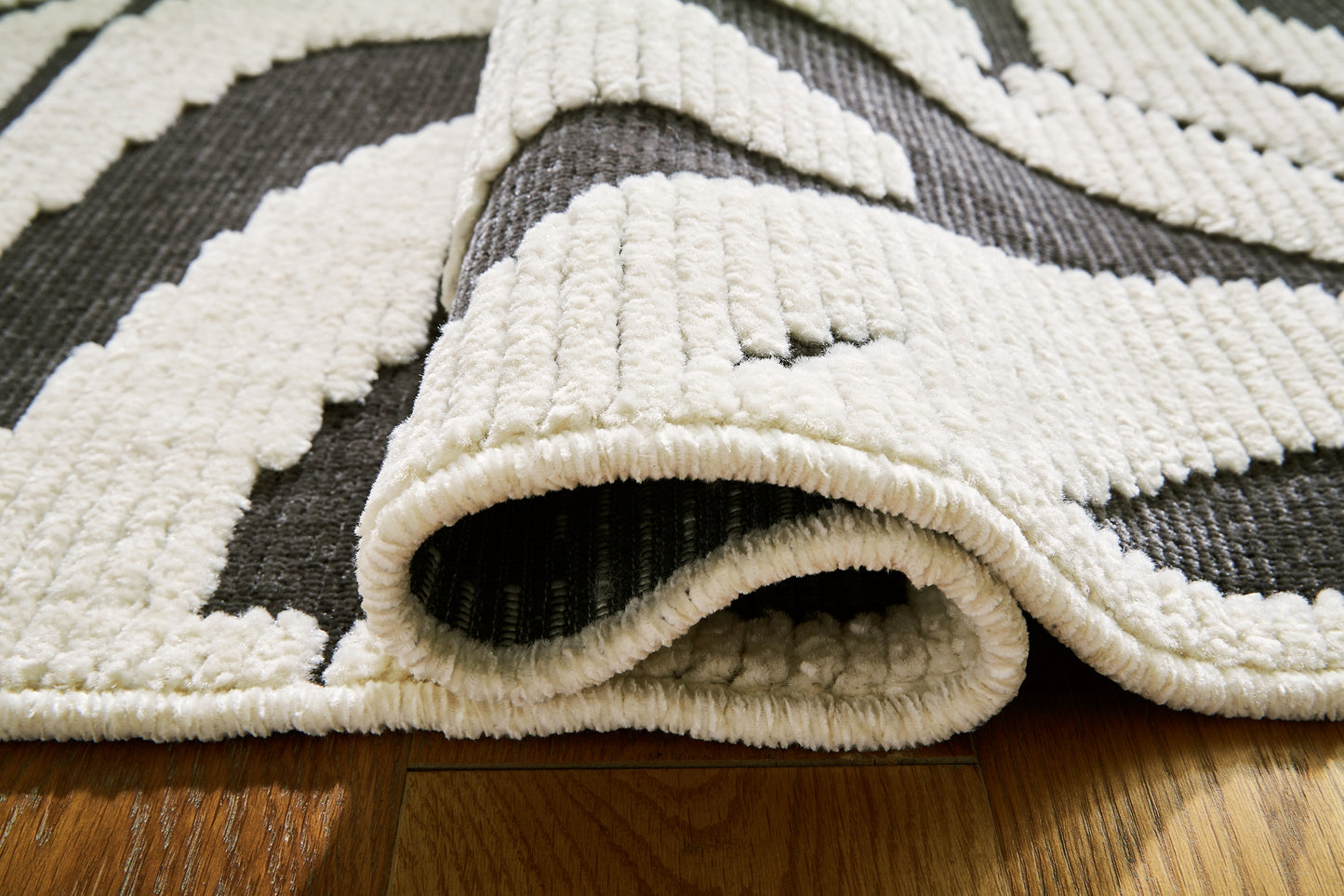 Ashley Express - Alfombra grande lavable Thomwith