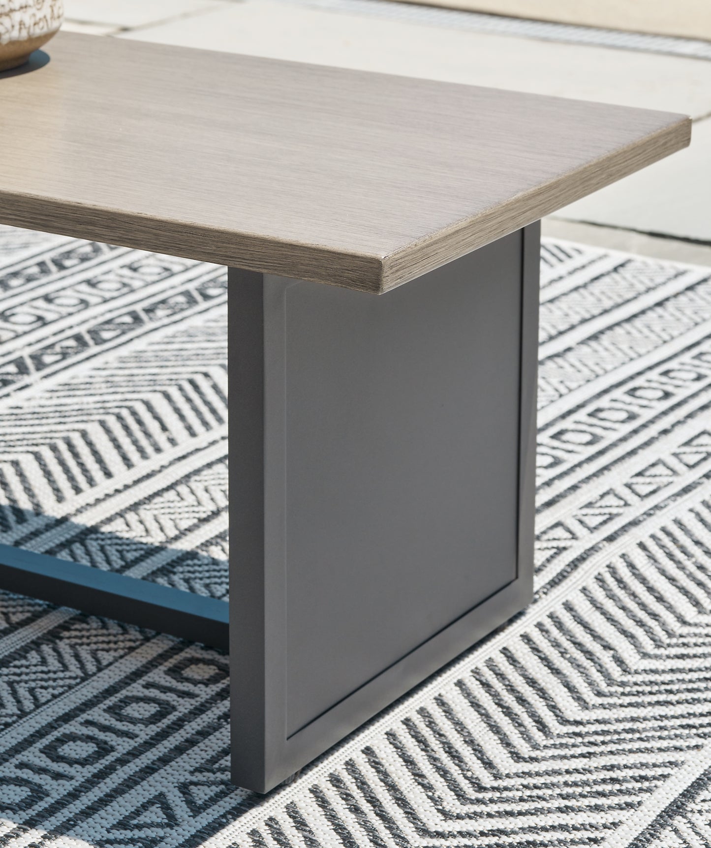 Ashley Express - Mesa auxiliar rectangular Bree Zee