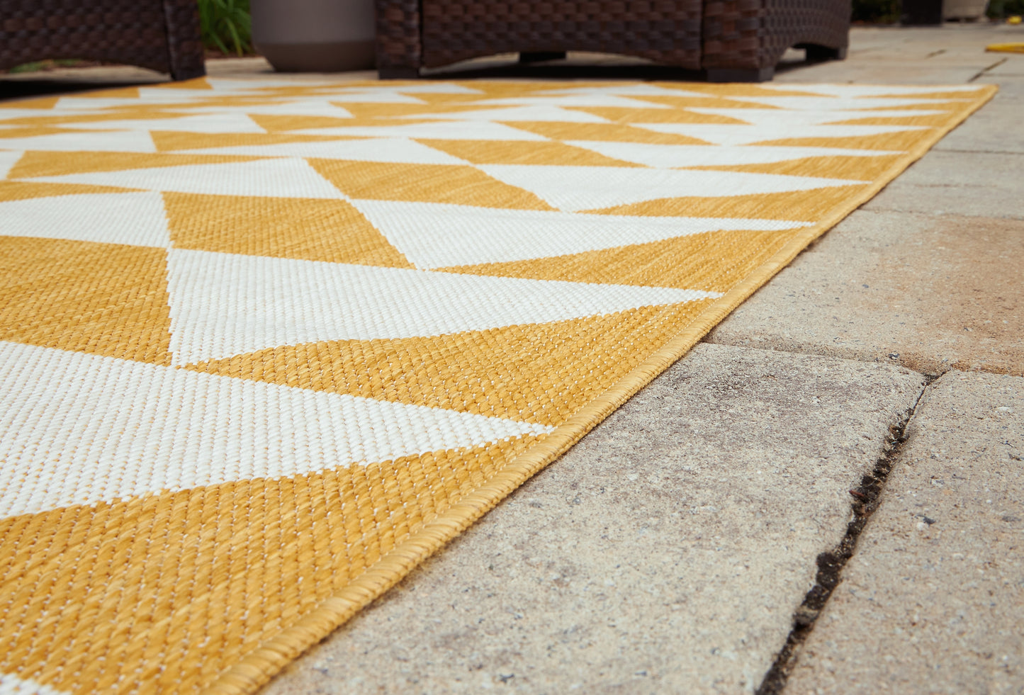 Ashley Express - Alfombra mediana Thomley