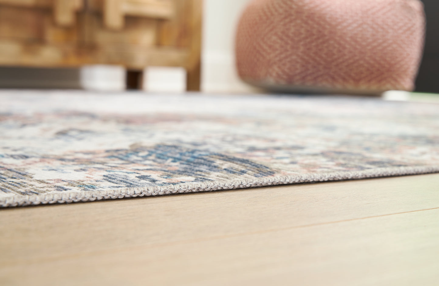Ashley Express - Alfombra lavable mediana Willbertal