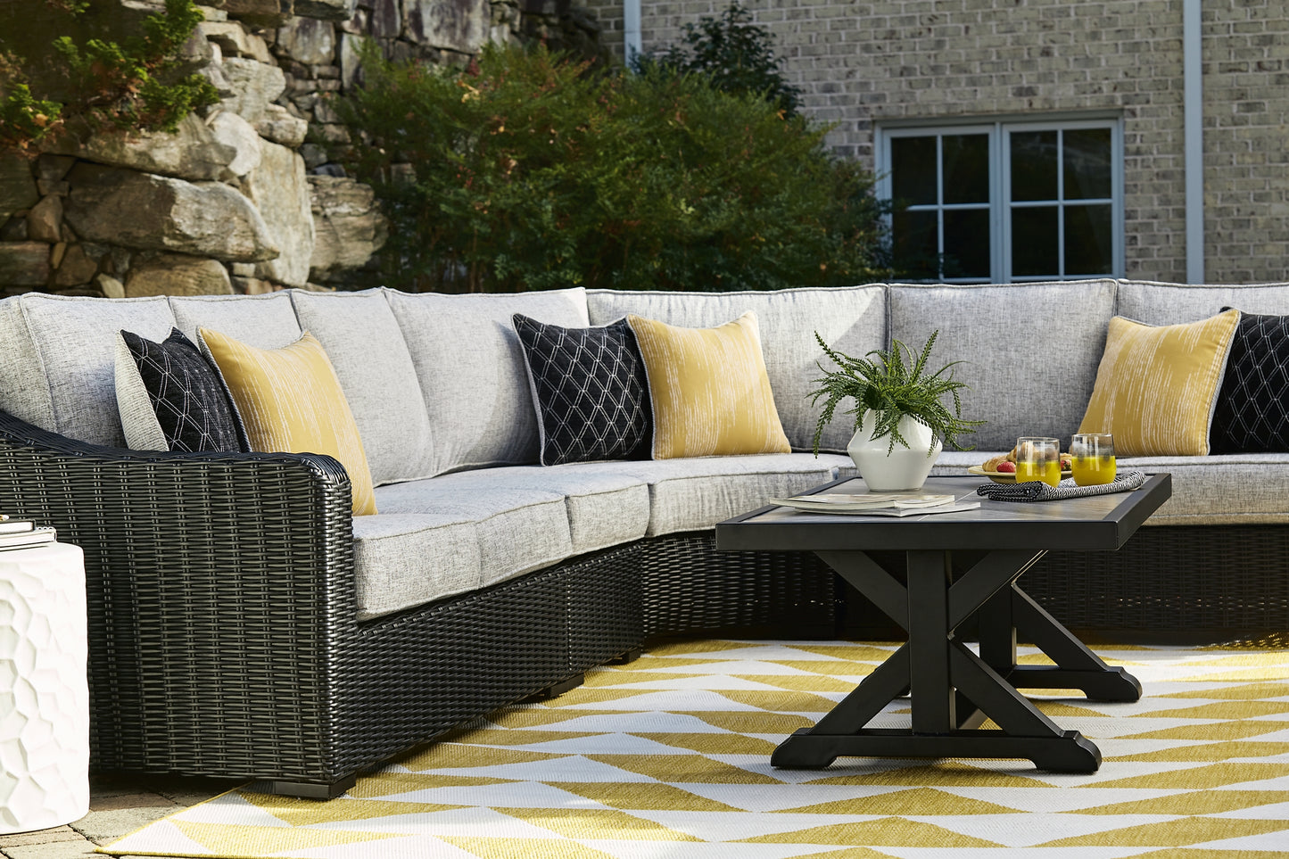 Ashley Express - Mesa de cóctel rectangular Beachcroft