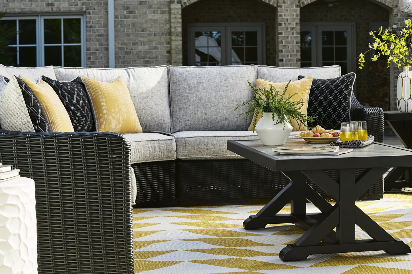 Ashley Express - Mesa de cóctel rectangular Beachcroft
