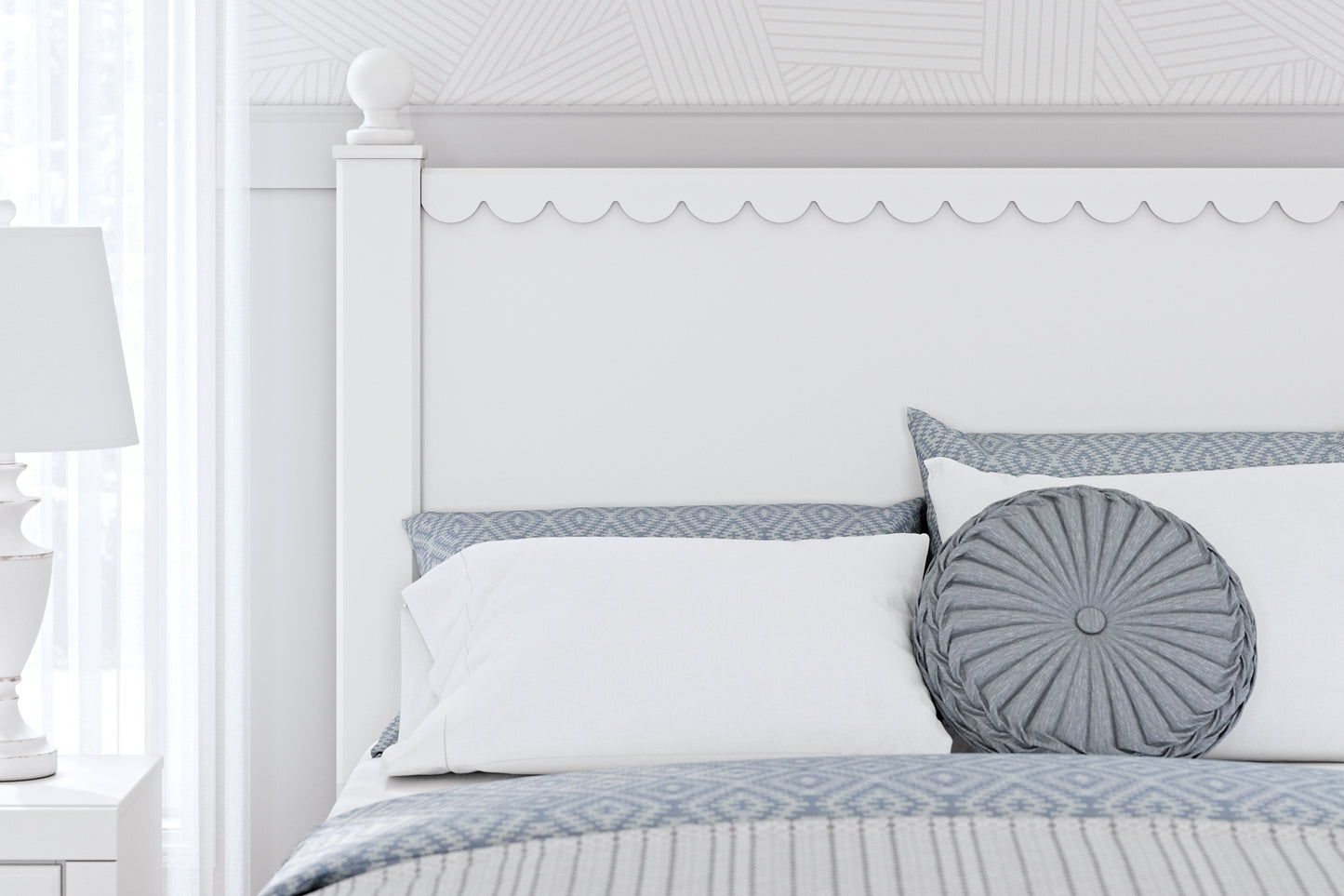 Ashley Express - Cama con paneles Mollviney