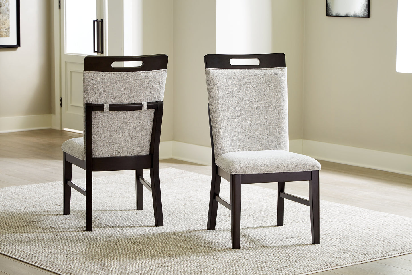 Mesa de comedor Neymorton y 8 sillas