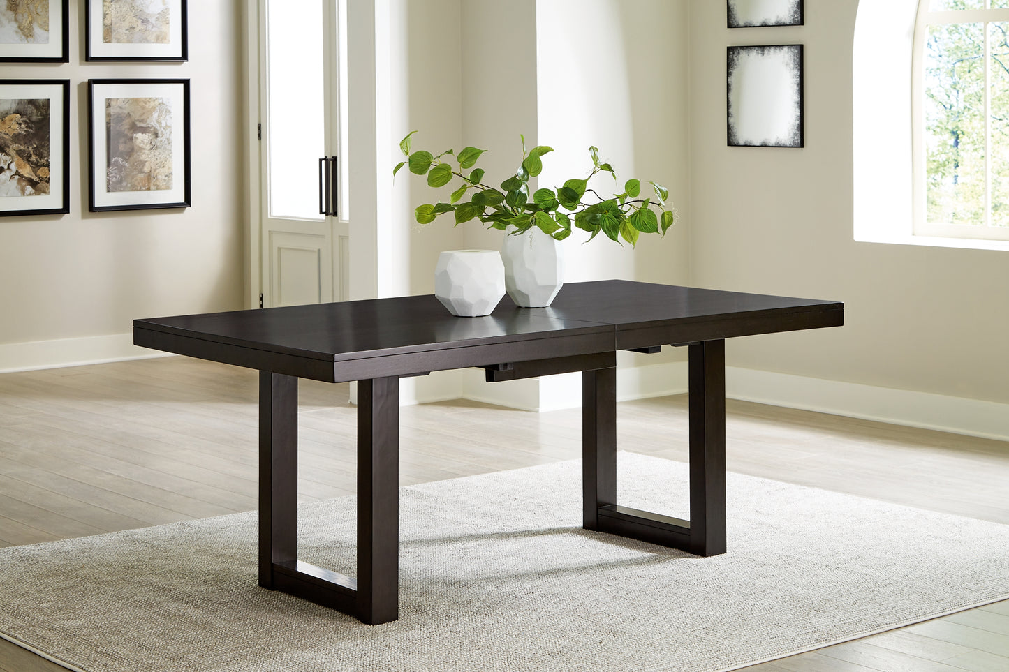 Mesa de comedor Neymorton y 8 sillas