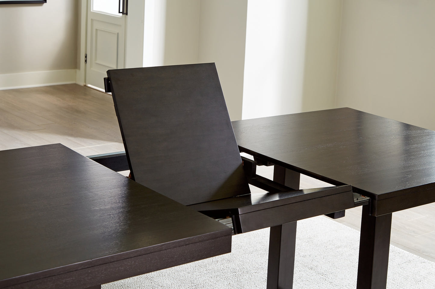 Mesa de comedor Neymorton y 8 sillas