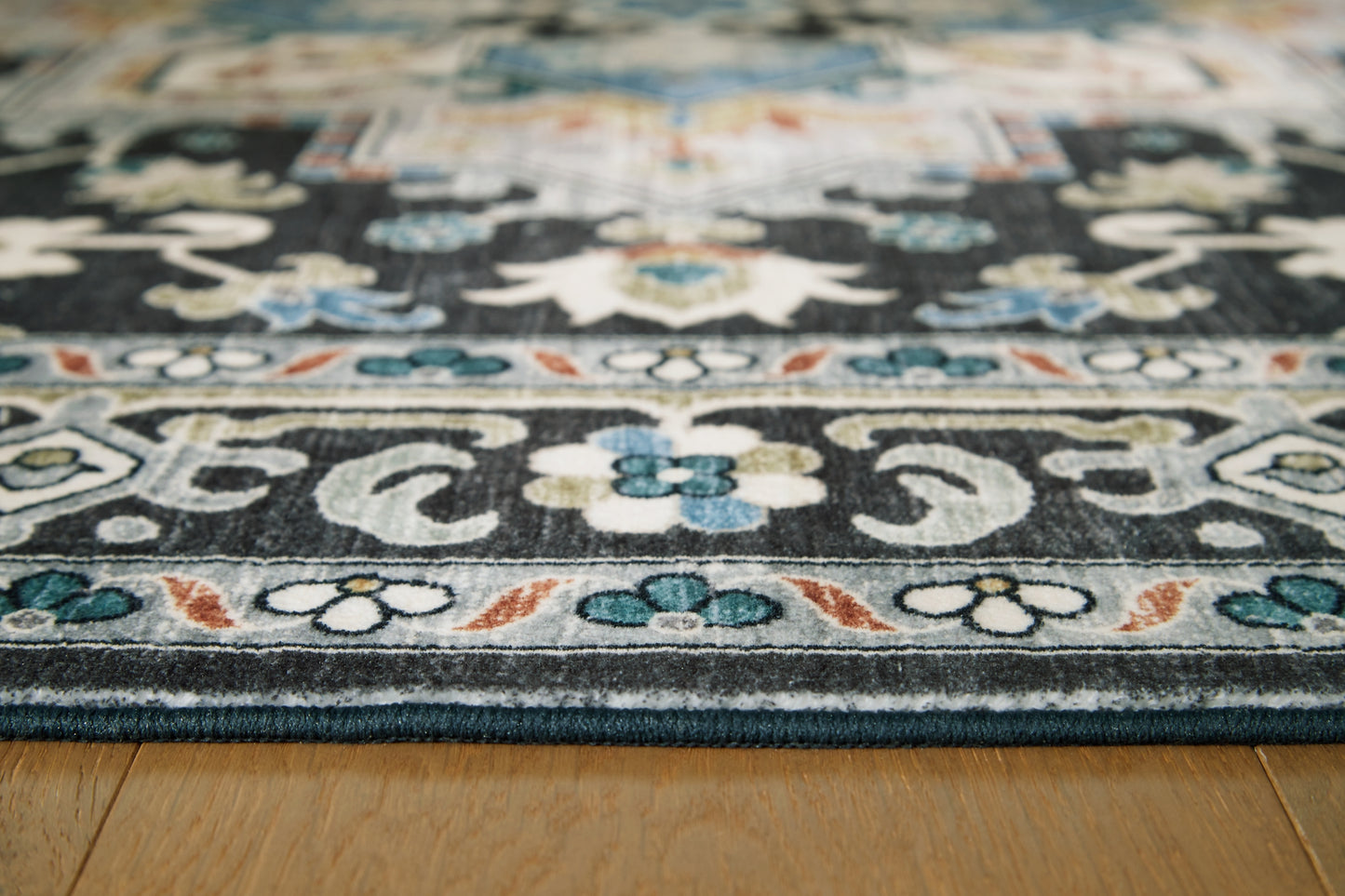 Ashley Express - Alfombra lavable mediana Leningston