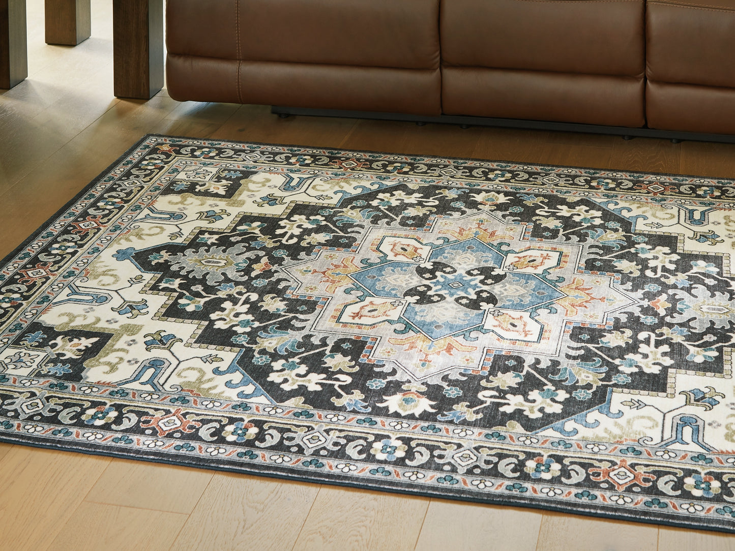 Ashley Express - Alfombra lavable mediana Leningston