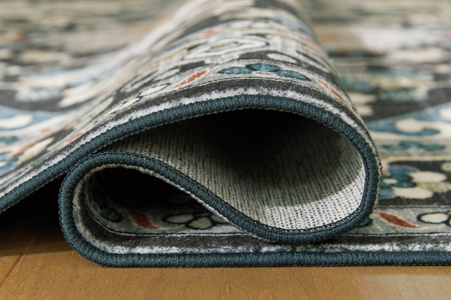 Ashley Express - Alfombra lavable mediana Leningston