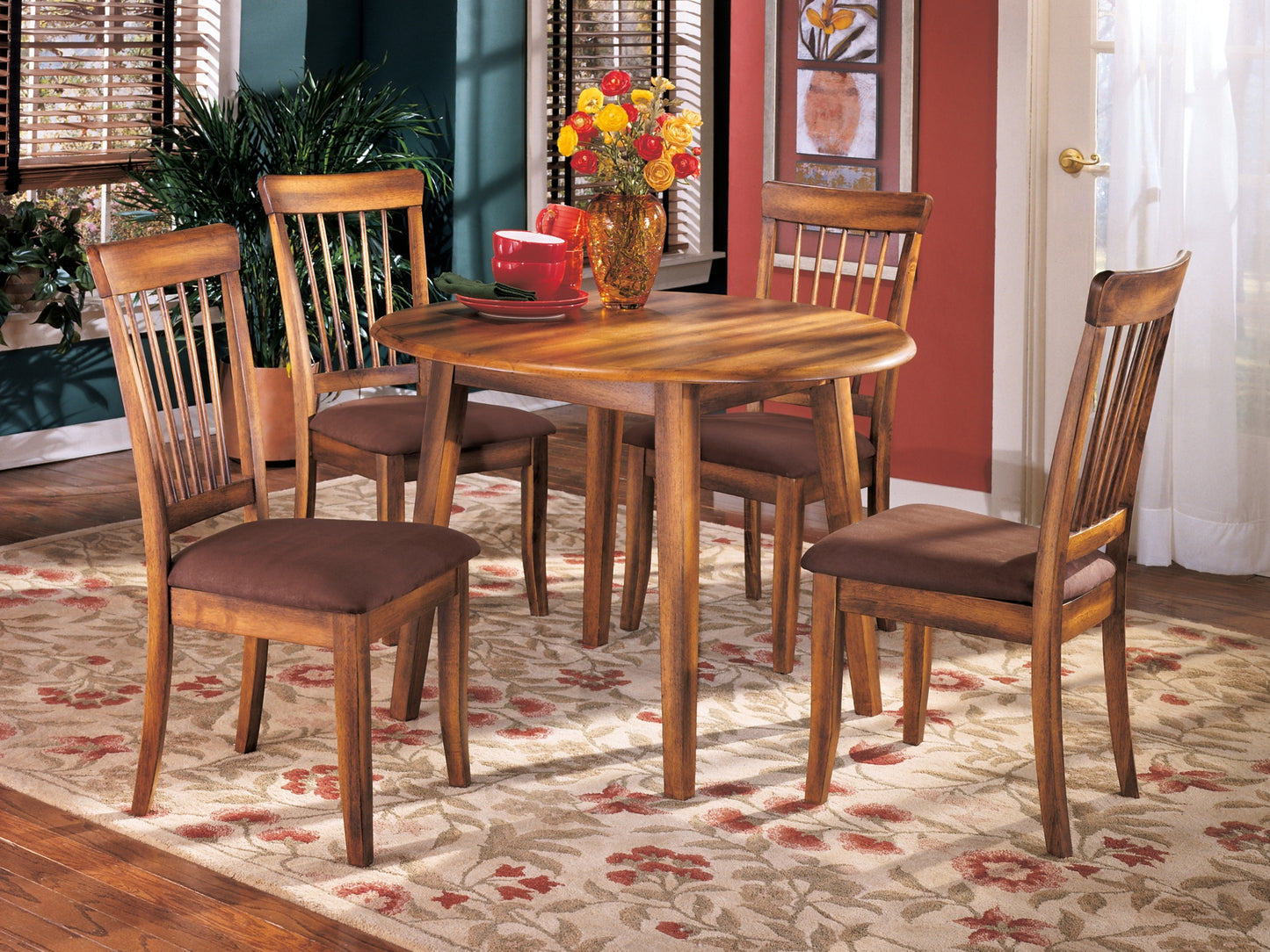 Ashley Express - Mesa de comedor Berringer y 4 sillas