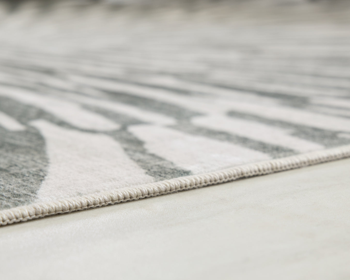 Ashley Express - Alfombra lavable mediana Verland